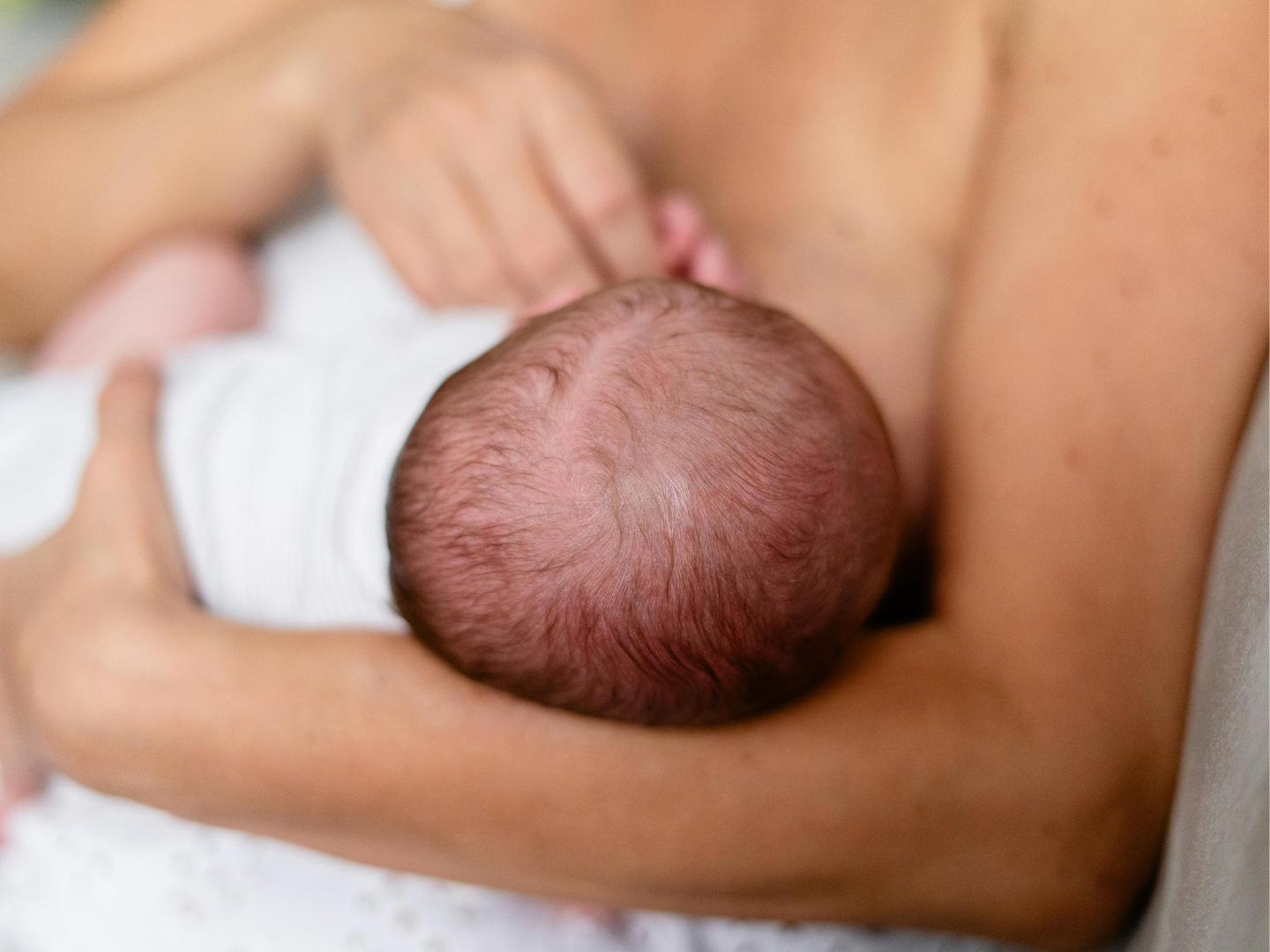 85,7 % des femmes ont mal au premier rapport après l'accouchement. D'où vient le délai de 6 semaines, quand s'inquiéter, et ce qui aide vraiment. Par une sexologue.